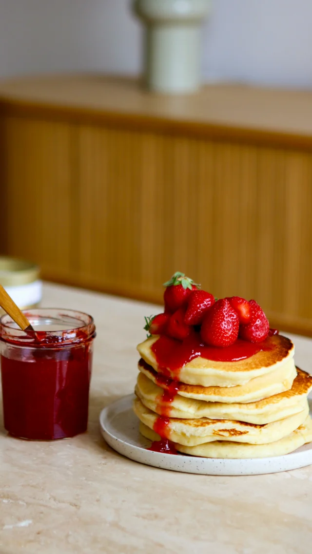 LES MEILLEURS PANCAKES (objectivement bien sur) !
Ps: ils peuvent être réalisés sans cascade.

🥞 Ingrédients (pour 2 personnes)
2 œufs
380 ml de lait
330 g de farine
60 g de Sucre Extra fin @beghinsay 
2 sachets de levure chimique
2 cuillères à café de vanille en poudre
70 g de beurre fondu
.
Mélangez dans un saladier la farine, le sucre et la levure chimique. Dans un bol, battez les œufs avec la vanille, le lait et le beurre fondu. Versez le mélange liquide sur les ingrédients secs petit à petit, en fouettant en continue. Ne travaillez pas trop la pâte, s’il reste quelques grumeaux c’est normal. 
Laissez reposer la pâte 30 minutes. Faites chauffer une poêle huilée à feu moyen. Versez une louche de pâte. Laissez cuire et retournez le pancake quand des bulles apparaissent en surface. 
.
🍓LA CONFITURE: 
Ingrédients (pour environ 2 pots)
500g de fraises 
350g de Sucre Spécial Confitures @beghinsay

Lavez les fraises, équeutez-les puis coupez-les en morceaux. Placez-les dans un grand saladier, ajoutez le sucre et laissez macérer pendant 1 heure. Mixez ou écrasez ensuite à la fourchette.
Versez le tout dans une casserole et portez à ébullition. Faites cuire 7 minutes en écumant si nécessaire.
Pour vérifier la cuisson, déposez une cuillère à café de confiture sur une assiette froide : si elle fige, c’est prêt.
Stérilisez vos pots à l’eau bouillante, remplissez-les avec la confiture encore chaude, fermez-les bien, retournez-les aussitôt et laissez-les refroidir tête en bas.

Pour votre santé pratiquez une activité physique régulière
www.mangerbouger.fr

#pancakes