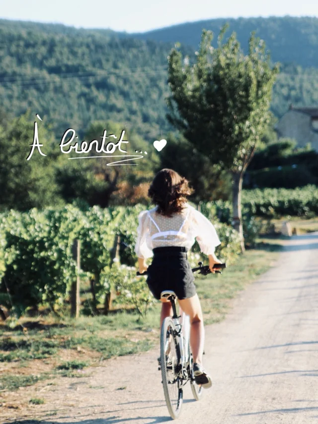À bientôt les potes !

Comme chaque année, je vais disparaître des réseaux quelques semaines, faire des mots fléchés à la chaîne et surtout… prendre le temps de savourer cette folle année 🩷

Au risque de paraître un peu cul-cul : merci pour cette « saison » 2024/2025. J’ai adoré ce que j’ai fait cette année, et j’ai surtout la chance de le partager ici avec vous, tous les jours.

Petit à petit, on se rapproche de la téloche, les tournages YouTube étaient fous, les rencontres avec la commu se multiplient, les recettes SUCCULENTES (surtout le truc aux épinards pour le petit dej)…
Bref, ce que je vis est assez lunaire.
Merveilleusement lunaire.

Swipez : si vous reconnaissez ce cliché, vous saurez où me retrouver en août.
Peut-être qu’un jour, je sauterai le pas pour de bon…

En attendant, on va se régaler.
Un été de plus ❤️ Vous serez là hein?

Bisous les stars, passez un bel été et merci du fond du 🍑