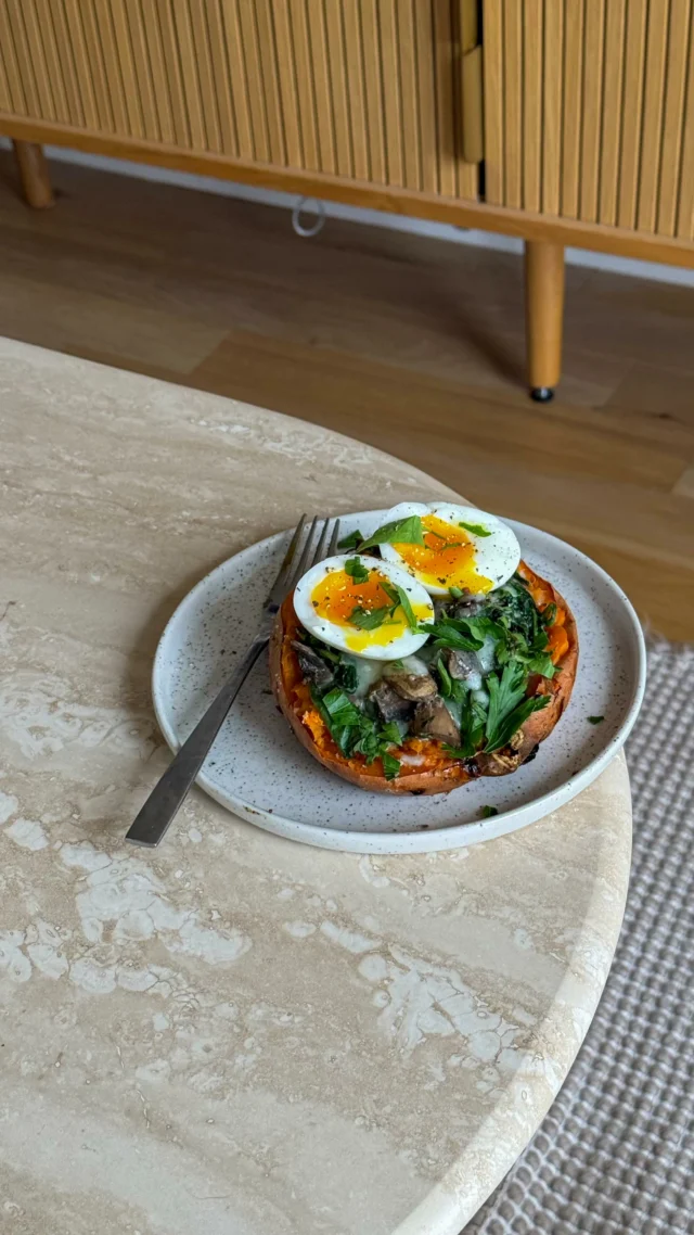 Enregistrez moi cette merveille : La patate douce farcie, incontournable de l’automne / hiver

🍠Ingrédients pour 1 personne et avec ce que j’avais sous la main:
	•	1 patate douce moyenne
	•	Huile d’olive
	•	Sel, poivre
	•	150 g de champignons de Paris
	•	2 belles poignées d’épinards frais
	•	60 g de fromage frais aux herbes (type Boursin)
	•	1 gousse d’ail
	•	1 petite échalote
	•	2 poignées de mozzarella râpée
	•	1 œuf
	•	Persil plat (facultatif)

📝Lavez la patate douce (prenez la bio car on va manger la peau). Piquez-la avec une fourchette, arrosez-la d’huile d’olive, salez, poivrez, puis enfournez pour 1 h à 1 h 15 à 190°C selon la taille (jusqu’à ce qu’elle soit bien fondante).

Pendant ce temps, préparez la garniture: Faites revenir l’ail et l’échalote émincés dans un filet d’huile d’olive. Ajoutez les champignons de Paris tranchés, puis les épinards.

Quand tout est bien revenu, incorporez le fromage frais, salez et poivrez. 
Sortez la patate douce du four, ouvrez-la patate en deux et vérifiez que la chair est bien tendre. Écrasez-la à la fourchette pour obtenir une purée (si elle n’est pas assez molle, prolongez un peu la cuisson). 

Mélangez cette purée avec une poignée de mozzarella râpée. Déposez le mélange champignons-épinards par-dessus, ajoutez une seconde poignée de mozzarella, puis enfournez à nouveau 5 à 10 minutes. 
Terminez avec l’œuf mollet (6 minutes). Déposez-le sur la patate douce, parsemez de persil plat si vous le souhaitez. 

🔎Alternatives de garniture:

🍄‍🟫Remplacez les champignons / épinards par des poireaux fondus ou des brocolis sautés.

🧀Remplacez le fromage frais aux herbes par du chèvre frais, de la ricotta ou du cream cheese.
Si vous n’avez pas de mozzarella, utilisez du comté râpé, du gruyère, ou  du cheddar. 

🍳Vous pouvez aussi ajouter quelques dés de tofu fumé ou de feta émiettée dans la poêlée.

Version carnée: ajoutez quelques lardons fumés, du poulet effiloché ou des éclats de chorizo dans le mélange champignons-épinards.

MIAM !