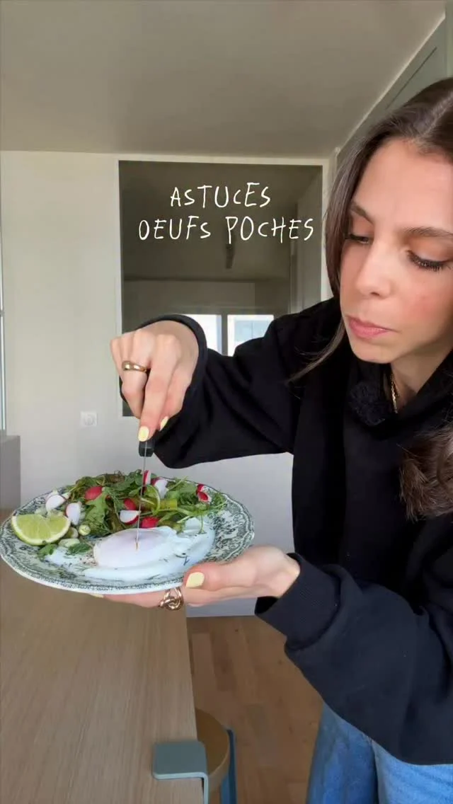 Enregistrez la vidéo et abonnez vous pour + d’astuces 🍳L’ŒUF POCHÉ PARFAIT ✨

💡Les astuces: 

– Un œuf MAXI frais = un blanc bien compact qui tient autour du jaune (si ça fait 3 jours que tu as acheté tes œufs, ça réduit déjà considérablement les chances de réussite).
- Les œufs doivent être à température ambiante donc s’ils étaient au frigo, sortez les 30 min avant.
– L’étape de la passoire fine. Il faut retirer ce blanc liquide. Attention, on casse juste l’œuf dedans pour retirer ces quelques ml et on verse rapido l’oeuf dans son petit bol.
- 1 cas de vinaigre dans l’eau qui aide à coaguler plus vite, mais n’en mets pas trop.
- De l’eau frémissante (pas bouillante !) pour ne pas « casser » le blanc.
– Le tourbillon = la magie ✨
- On dépose délicatement l’œuf dans la casserole en étant très proche de l’eau. On ne le verse pas 30 cm au dessus ! 
- 3 min chrono de cuisson

À vous de jouer les stars 🍳

#oeufpoche #foodhack