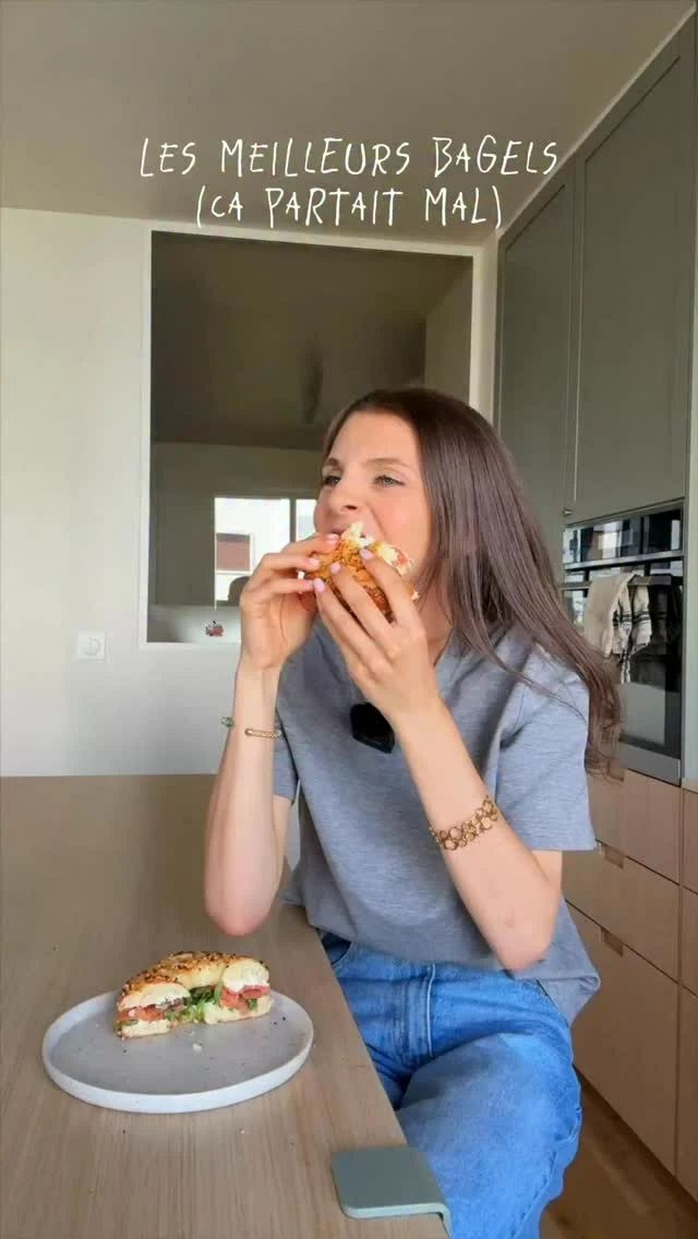 C’EST DÉLICIEUUUUUUX ! Enregistrez la vidéo et abonnez vous pour + de recettes!

Pour 4 bagels (qui devaient être des beignets, mais que j’ai oublié de sucrer… et tant mieux 😅)

🥯 Ingrédients :

	•	1 sachet de levure boulangère instantanée
	•	25 ml d’eau
	•	220 ml de lait tiède
	•	360 g de farine T55
	•	1 c. à c. de sel
	•	40 g de beurre fondu
	•	2 c. à s. de maïzena
	•	1 œuf
	•	Option : graines de sésame, pavot, ou ce que vous aimez

👩‍🍳 Préparation :

Dans un verre, diluez la levure avec 25 ml d’eau tiède. Mélangez bien.
Dans un grand saladier, versez la farine. Ajoutez la levure d’un côté, le sel de l’autre. Versez le beurre fondu et le lait.

Pétrissez jusqu’à obtenir une pâte souple qui ne colle pas. Si besoin, ajoutez un peu de farine.

Couvrez d’un torchon propre et laissez pousser 1h30 dans un endroit sec et chaud. Dégazez la pâte, divisez-la en 4 pâtons égaux et formez un trou au centre de chacun.

Faites bouillir une grande casserole d’eau. Ajoutez 2 c. à s. de maïzena, mélangez bien. Plongez chaque bagel 1 minute de chaque côté.
Égouttez-les sur une grille ou du papier cuisson. Fouettez l’œuf et badigeonnez chaque bagel.

Saupoudrez de sésame, de pavot… ou de ce que vous voulez. J’ai trouvé un petit mélange sympa au monop avec du piment !
Enfournez à 200°C pendant 15 minutes, jusqu’à ce qu’ils soient bien dorés. Adaptez la cuisson selon la taille.

Garnissez comme vous aimez, ici : cream cheese, truite fumée, roquette, crème de balsamique.
Mais laissez parler votre créativité. Régalez-vous !

#bagels #recettebagel