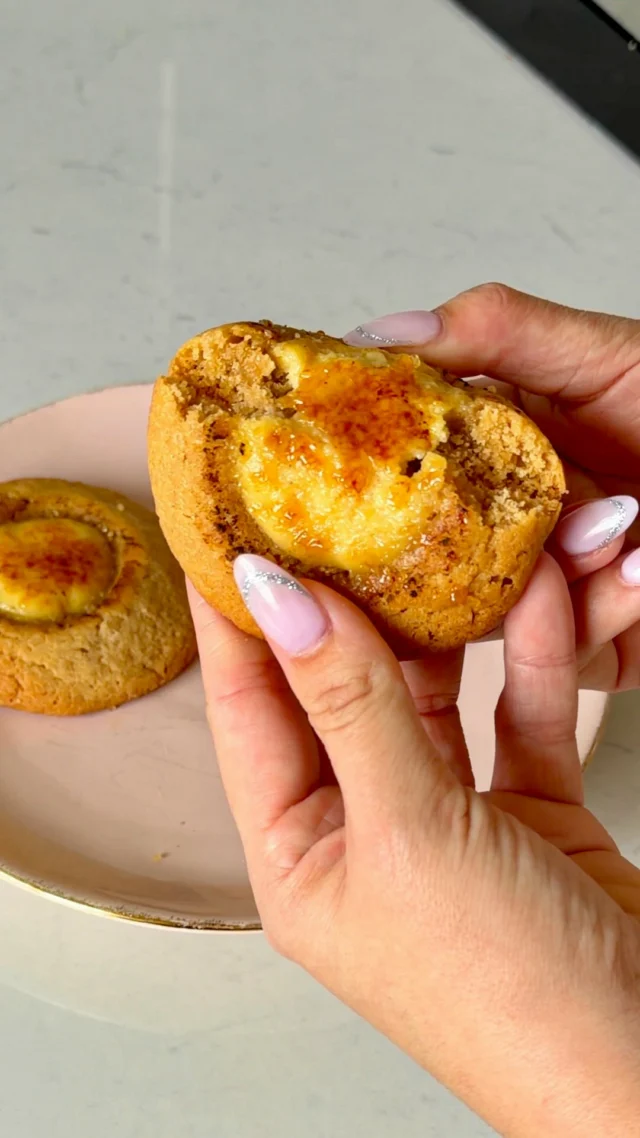 COOKIE CRÈME BRÛLÉE 🍮 
Enregistrez moi ça pour le faire ASAP (et abonnez vous au passage pour soutenir cette dévotion familiale)

🍪partie cookies:
120 g beurre demi sel
100 g de vergeoise ou sucre roux + 60 g sucre blanc
1 œuf
180 g farine
1/2 sachet levure chimique 
1 cac de vanille liquide

🍮 partie crème brûlée
165 ml crème liquide entière
2 jaunes d’œufs
25g de sucre
1 cac de vanille en poudre

Préparation des cookies:
Faites fondre le beurre à feu moyen jusqu’à couleur obtenir une couleur ambrée et une odeur de noisette, puis laissez tiédir 10 min.
Mélangez le beurre bien tiède aux sucres puis ajoutez l’œuf, la vanille et fouettez. Incorporer à l’aide d’une spatule, la farine, la levure et le sel. Ajoutez les morceaux de chocolat.
Filmez la pâte et faites reposer 30 à 60 min au frigo. 

Préchauffez le four à 180°C en chaleur tournante.

Formez des boules de pâte sur une plaque recouverte de papier cuisson (ici à l’aide d’une cuillère à glace) et enfournez pour 10–12 min à 180°C.
A la sortie faire petit creux dans les cookies puis laisser refroidir complètement

🍮 Crème brûlée

Faires chauffez à feu moyen la crème avec la vanille (sans la faire bouillir).
Dans un cul de poule, fouettez les jaunes et  le sucre. Versez la crème chaude sur les jaunes en fouettant. Remettez directement sur feu doux jusqu’à ce qu’elle épaississe légèrement et ainsi obtenir une texture nappante. Laissez la complètement refroidir, filmez au contact. 

Garnissez les cookies froids avec la crème froide également et laissez reposer au frigo.
Saupoudrez de cassonade et caramélisez au chalumeau (ou grill du four très chaud en surveillant bien). 
Laisser durcir 2–3 min avant dégustation et RÉGALADE!!