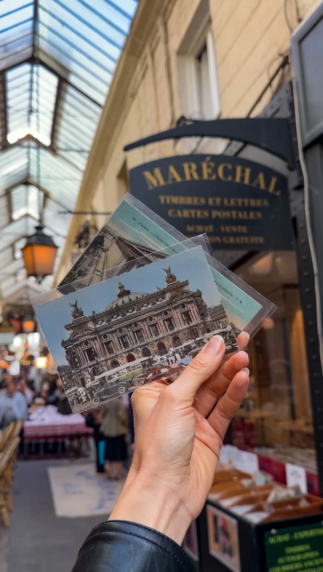 Ecrire et recevoir des cartes d’inconnus ! Enregistrez ça 💌

💻Le site s’appelle « Postcrossing », j’ai découvert ça cet été sur les réseaux. C’est gratos et très bien expliqué sur leur site si vous voulez vous inscrire!
Le principe: tu tires au sort l’adresse d’un inconnu quelque part dans le monde, tu lui envoies une carte postale, et quand il la reçoit, c’est quelqu’un d’autre qui t’écrit en retour. 

📮J’en ai acheté une pour vous aussi, pour la recevoir il faut simplement:
- Commenter ce que que vous voulez en ajoutant un « ❤️ » afin que je sache que vous participez 
- Etre abonné.e 
Basta. J’espère que vous me collerez sur le frigo, à minima.

📍Passage des panoramas, pour de jolies cartes à paris 
J’espère que vous trouvez Monique dans les comm 🇳🇱